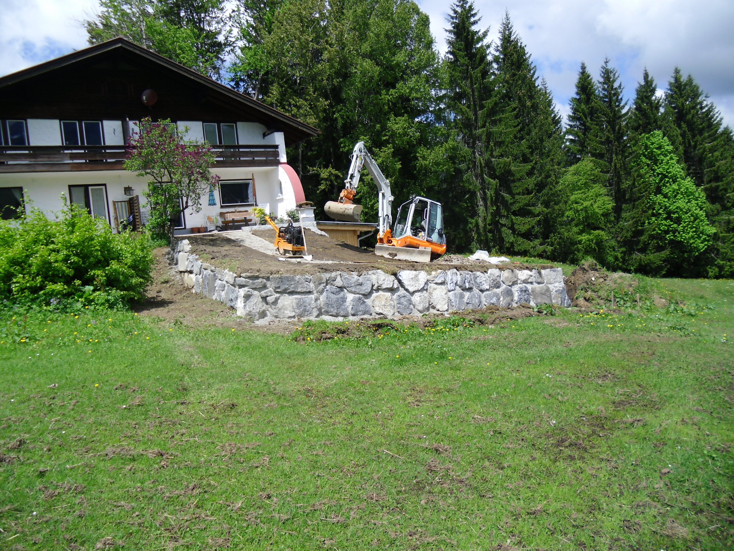  Gartengestaltung mit neuer Steinmauer 